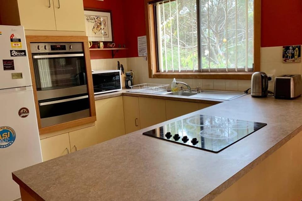 Leeward 'tranquil beachfront' House in Kingscote