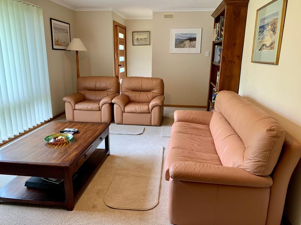 Leeward 'tranquil beachfront' House in Kingscote