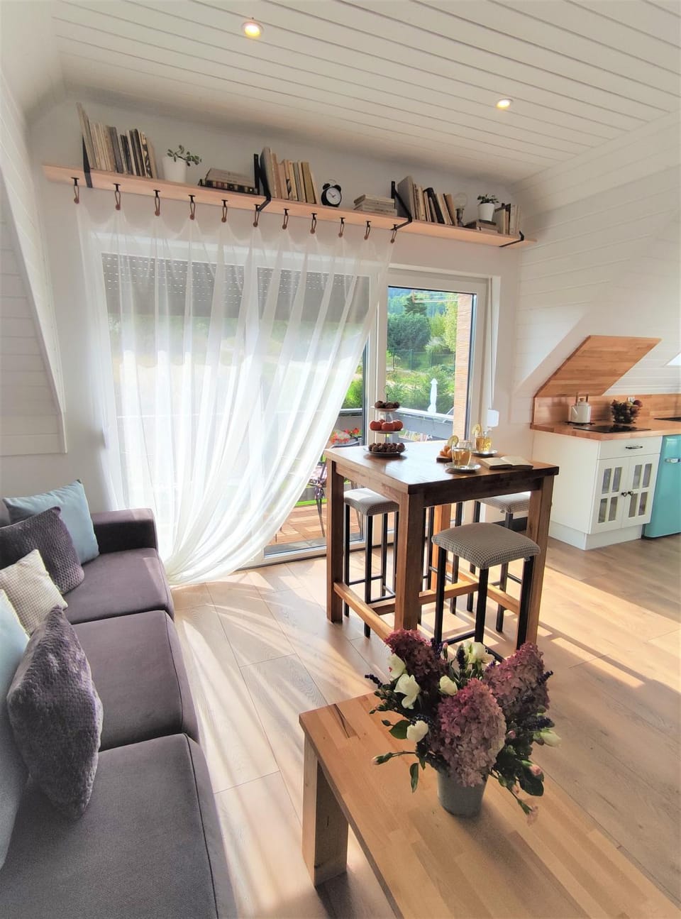 Kitchen or kitchenette, Living room, Seating area, Dining area