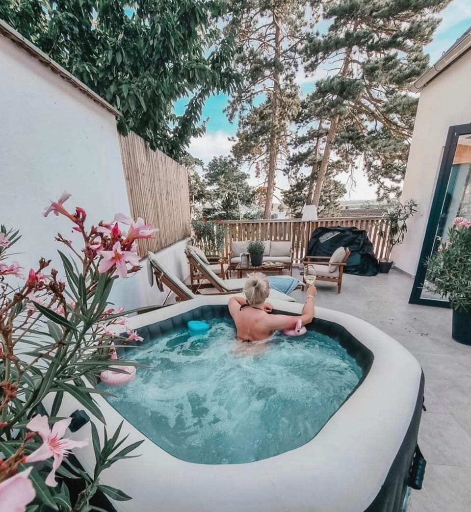 Hot Tub, Garden view