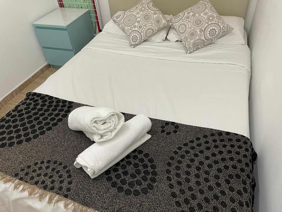 Bed, Bedroom, towels