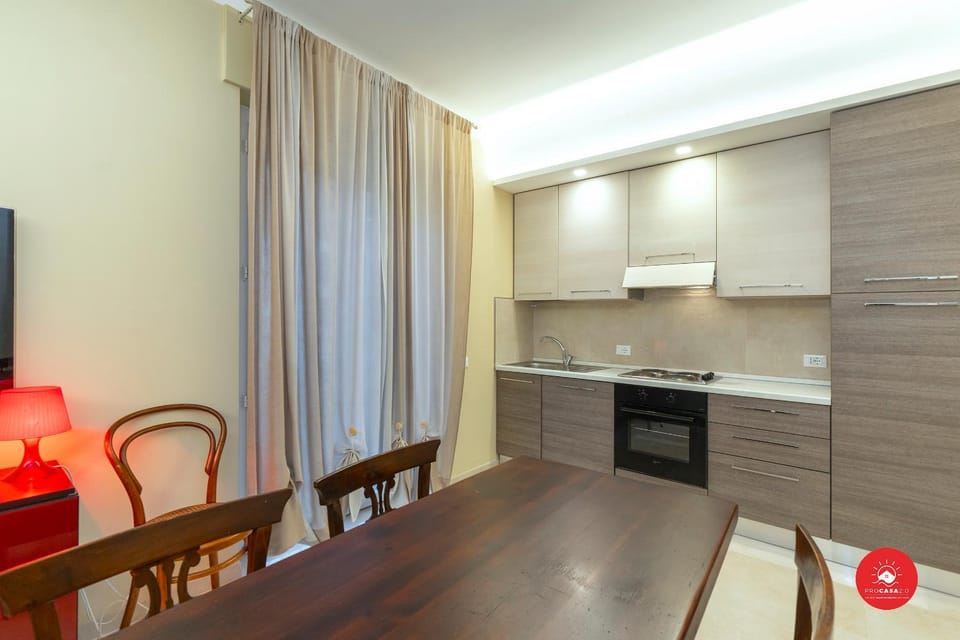 Kitchen or kitchenette, Dining area, stove
