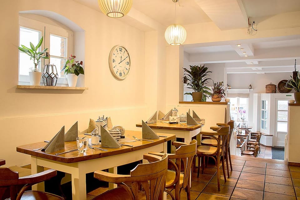 Restaurant/places to eat, Banquet/Function facilities