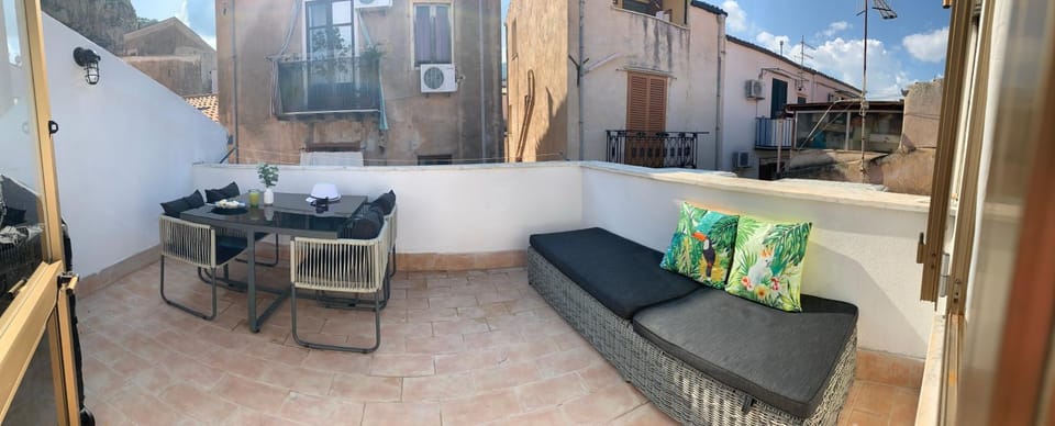 Property building, Balcony/Terrace, Seating area