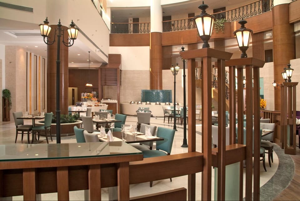 Restaurant/places to eat, Other, Decorative detail, Meals, Breakfast, Continental breakfast, Buffet breakfast, American breakfast, Lunch, Dinner