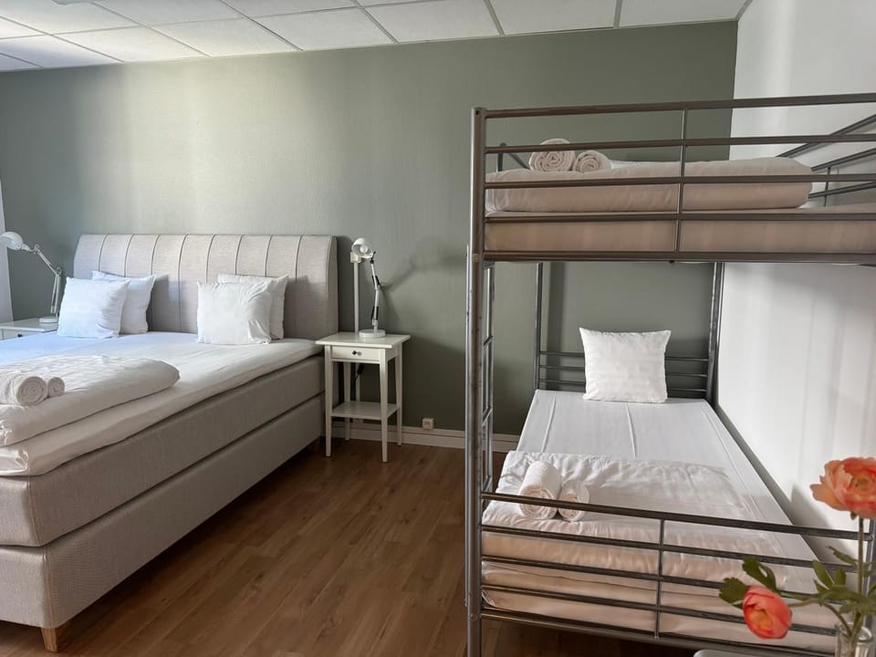Bed, Photo of the whole room, Bedroom, bunk bed, towels