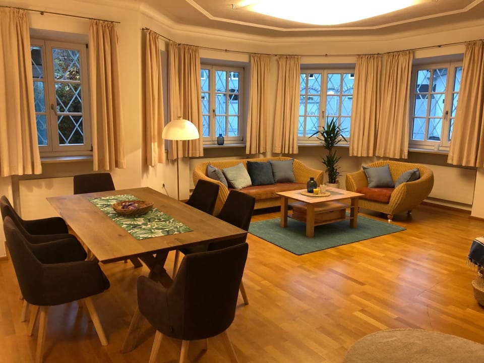 Living room, Photo of the whole room, Decorative detail