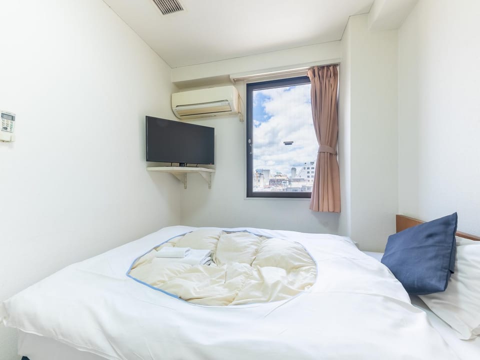 Bed, TV and multimedia, Bedroom, towels