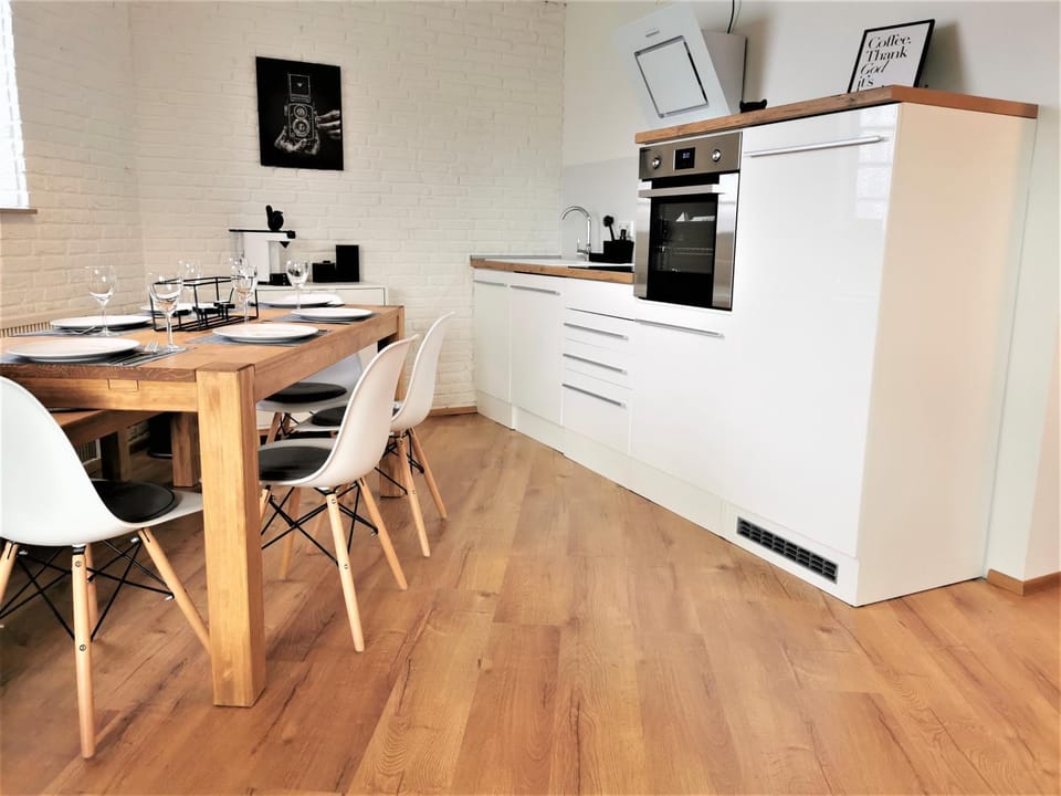 Kitchen or kitchenette, Dining area