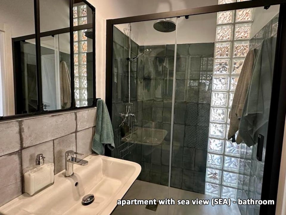 Shower, Bathroom, towels