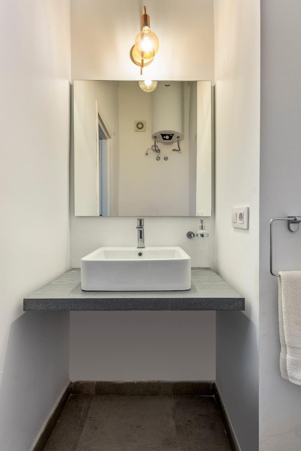 Bathroom, towels