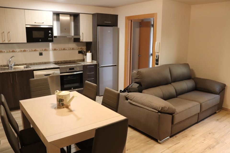Kitchen or kitchenette, Seating area, Dining area, minibar, oven, pet friendly, stove