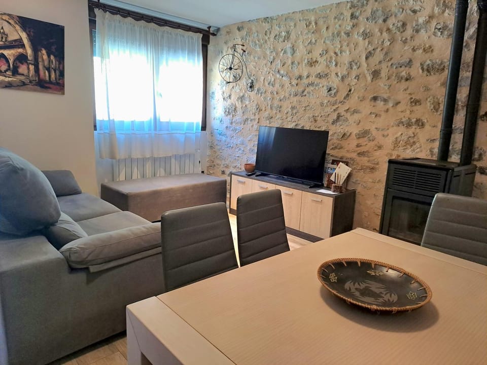 Communal lounge/ TV room, TV and multimedia, Living room, Seating area, Dining area