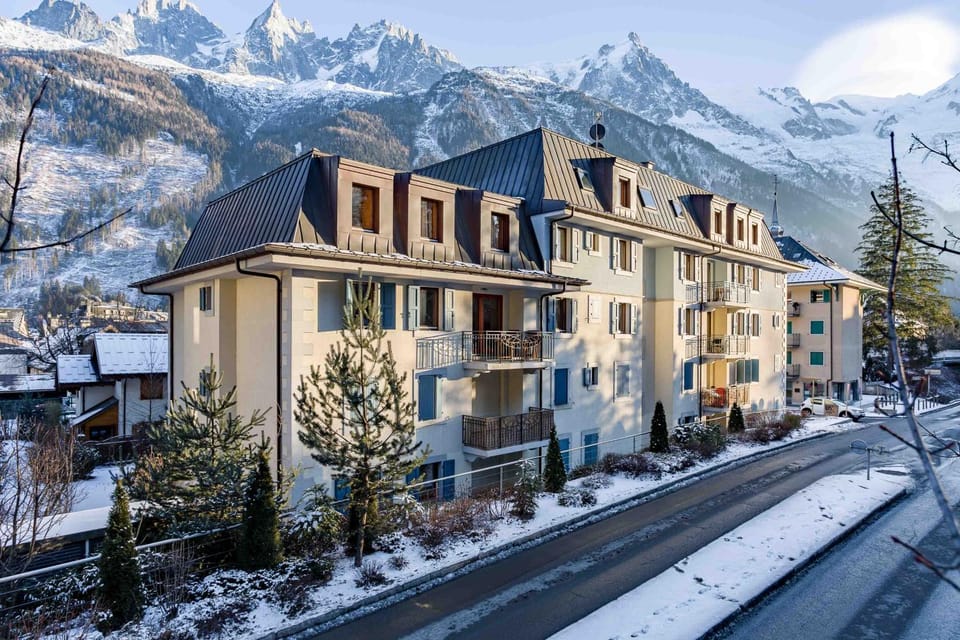 Property building, Facade/entrance, Winter