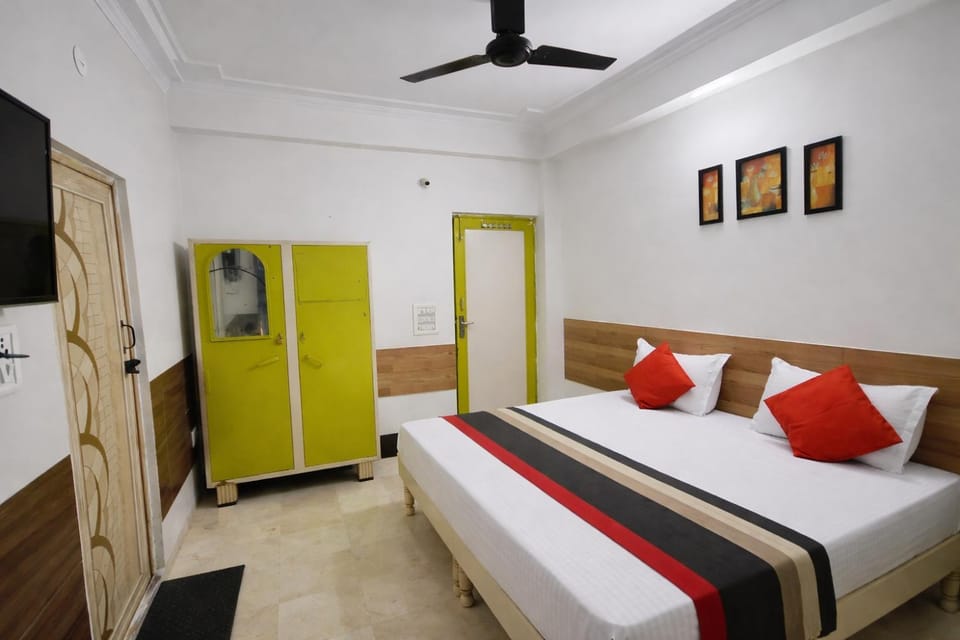Bed, TV and multimedia, Photo of the whole room, Bedroom, wardrobe, air conditioner