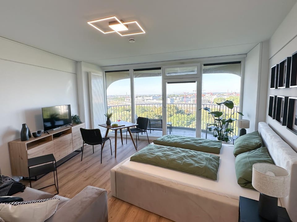 Bed, Natural landscape, TV and multimedia, View (from property/room), Balcony/Terrace, Living room, Photo of the whole room, Seating area, Dining area, Evening entertainment, Bedroom, Mountain view
