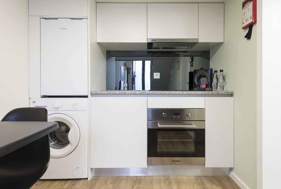 Coffee/tea facilities, Kitchen or kitchenette, oven, stove, toaster, washing machine