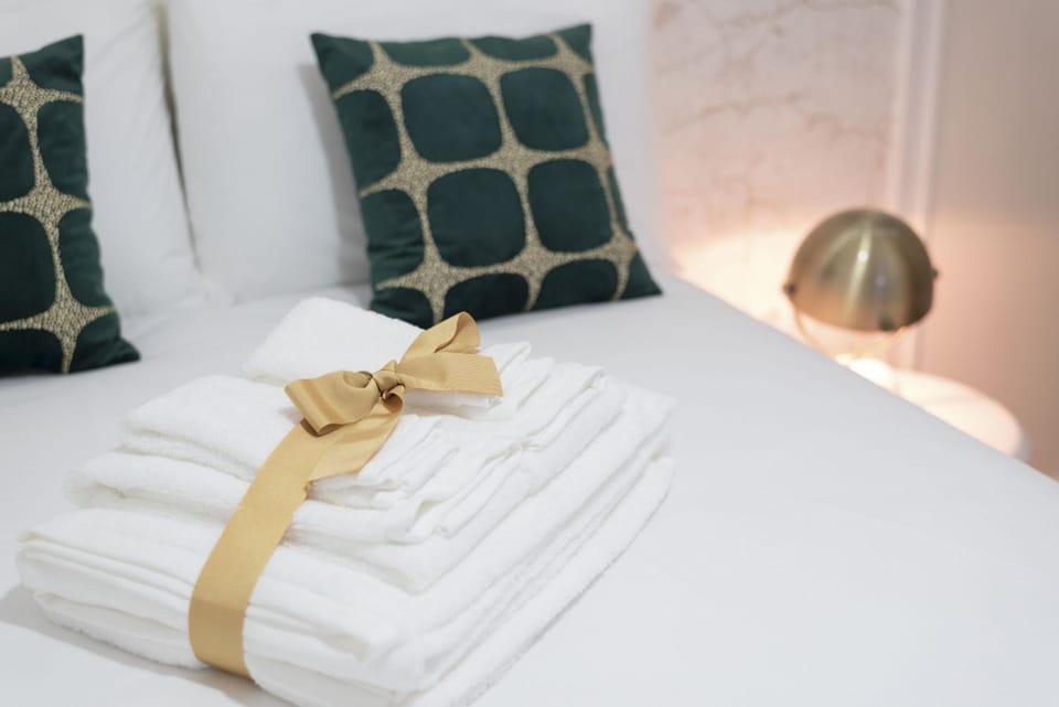 Bed, Photo of the whole room, Bedroom, towels