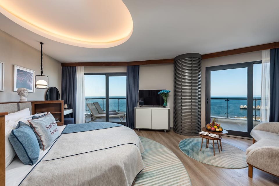 Bed, Natural landscape, Hot Tub, Bathroom, TV and multimedia, Coffee/tea facilities, Balcony/Terrace, Food and drinks, Photo of the whole room, Decorative detail, Seating area, Bedroom, Sea view, Bath, heating, oven, sunbed, towels, wardrobe, air conditioner