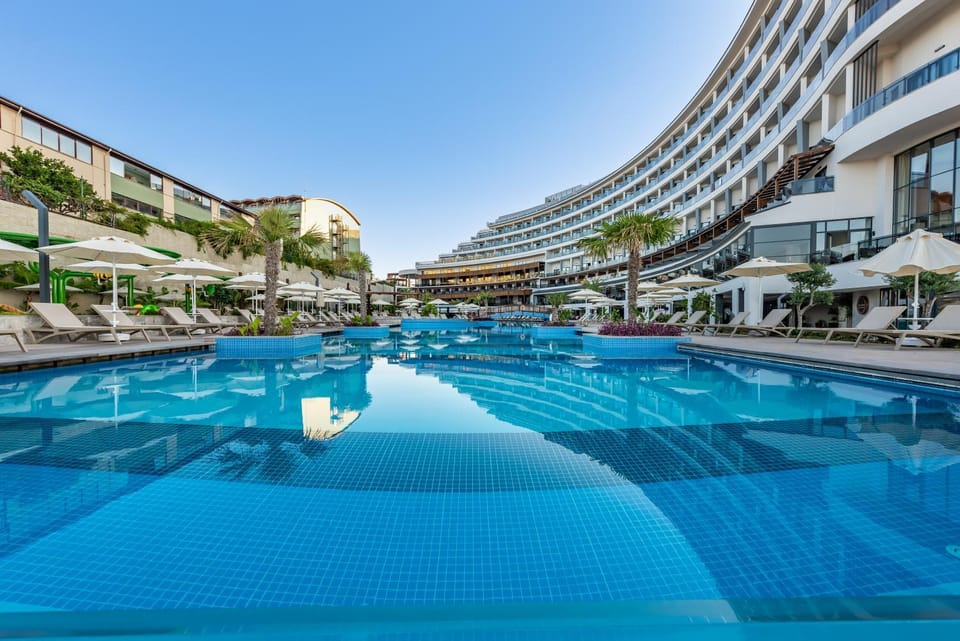 Property building, Day, Pool view, Swimming pool, sunbed