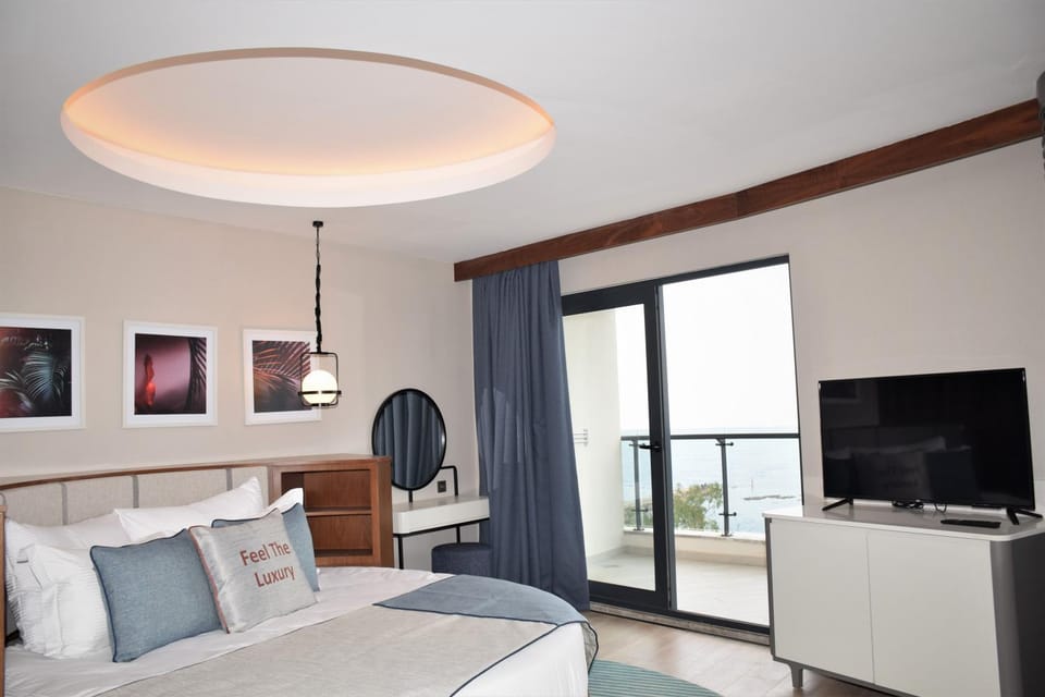 Bed, Bathroom, TV and multimedia, Coffee/tea facilities, Balcony/Terrace, Photo of the whole room, Decorative detail, Bedroom, Garden view, Sea view, heating, oven, towels, wardrobe, air conditioner