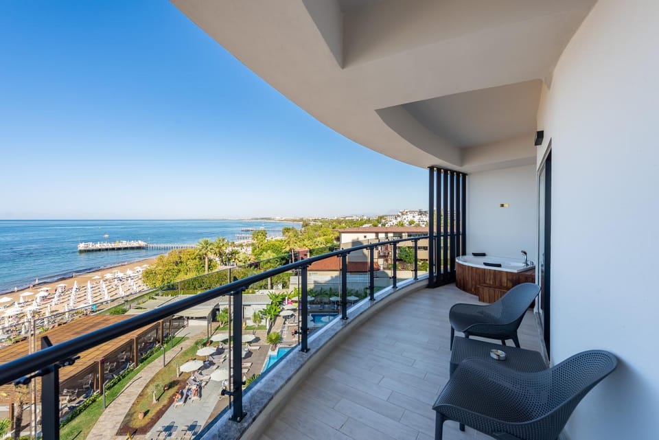 Patio, Nearby landmark, Restaurant/places to eat, Bed, Day, Natural landscape, Hot Tub, Bathroom, TV and multimedia, Coffee/tea facilities, View (from property/room), Balcony/Terrace, Decorative detail, Seating area, Beach, Bedroom, Garden view, Pool view, Sea view, Bath, oven, sunbed, towels, wardrobe, air conditioner