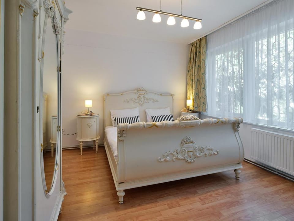 Bed, Photo of the whole room