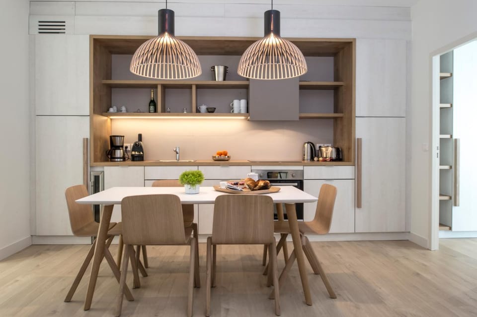 Kitchen or kitchenette, Dining area