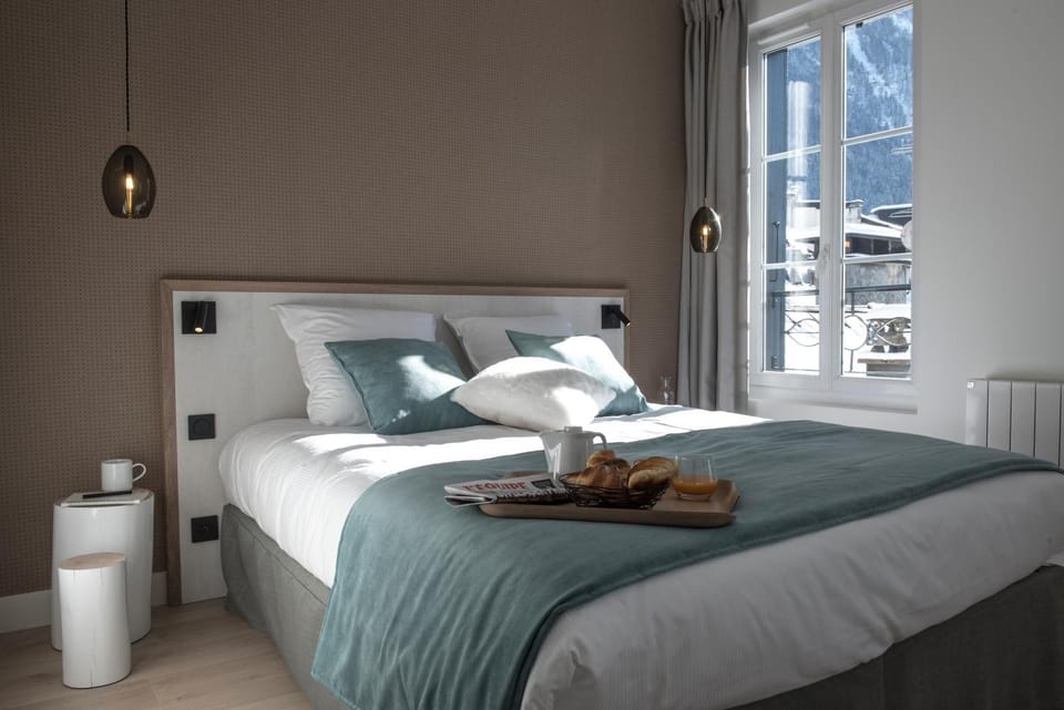 Bedroom, Mountain view