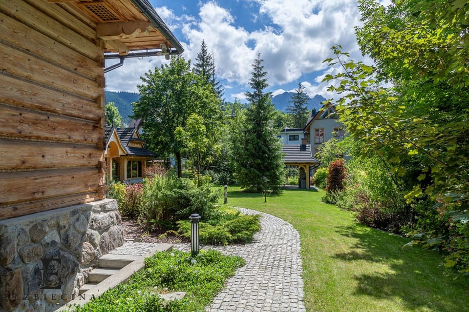 Property building, Spring, Day, Natural landscape, Summer, Garden, View (from property/room), Garden view, Mountain view