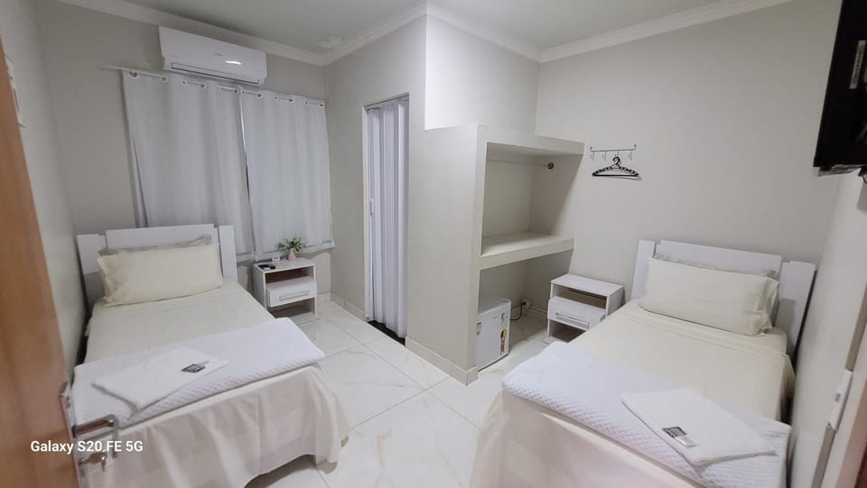 Bed, TV and multimedia, Photo of the whole room, Bedroom, towels, wardrobe, air conditioner