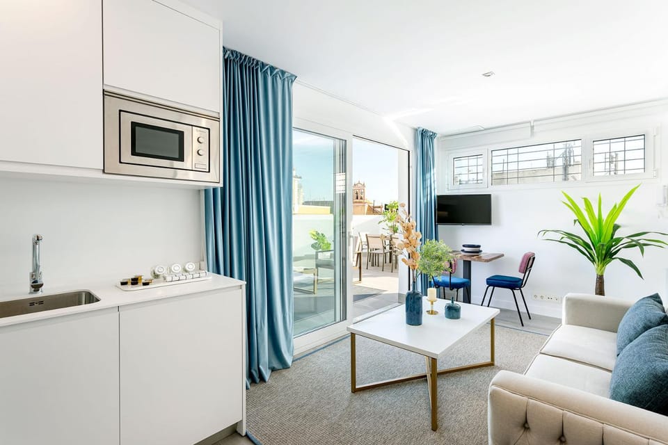 TV and multimedia, Coffee/tea facilities, Balcony/Terrace, Kitchen or kitchenette, Living room, Seating area, Dining area, microwave