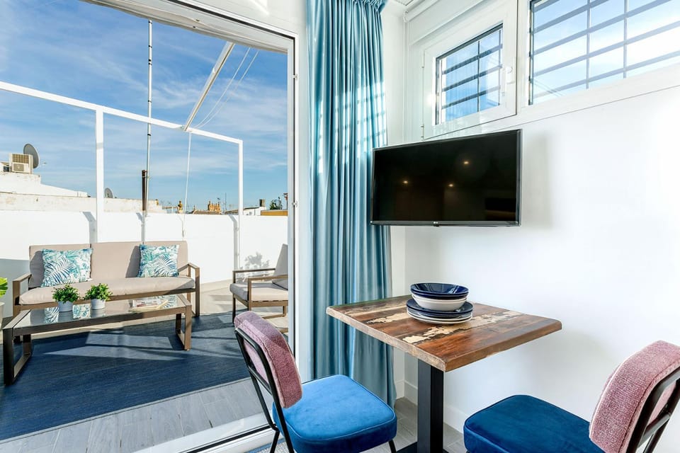 Patio, Spring, Day, Summer, TV and multimedia, View (from property/room), Balcony/Terrace, Living room, Seating area, Dining area