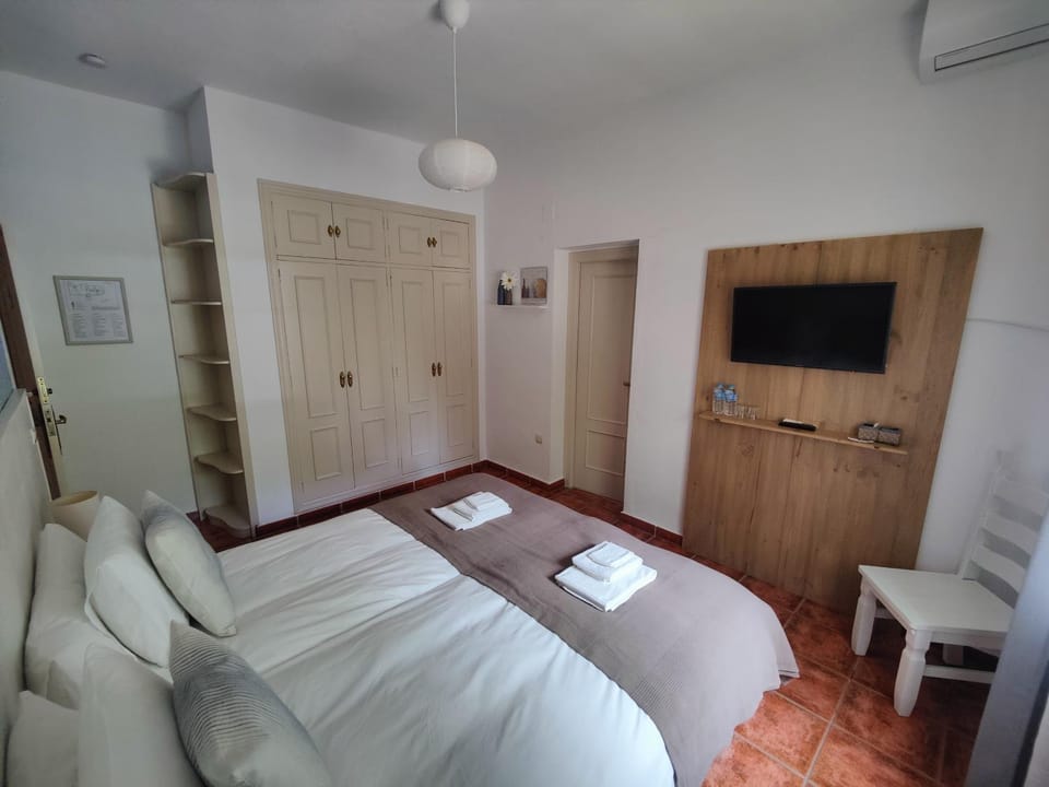 Bed, TV and multimedia, Photo of the whole room, Bedroom, towels, wardrobe, air conditioner