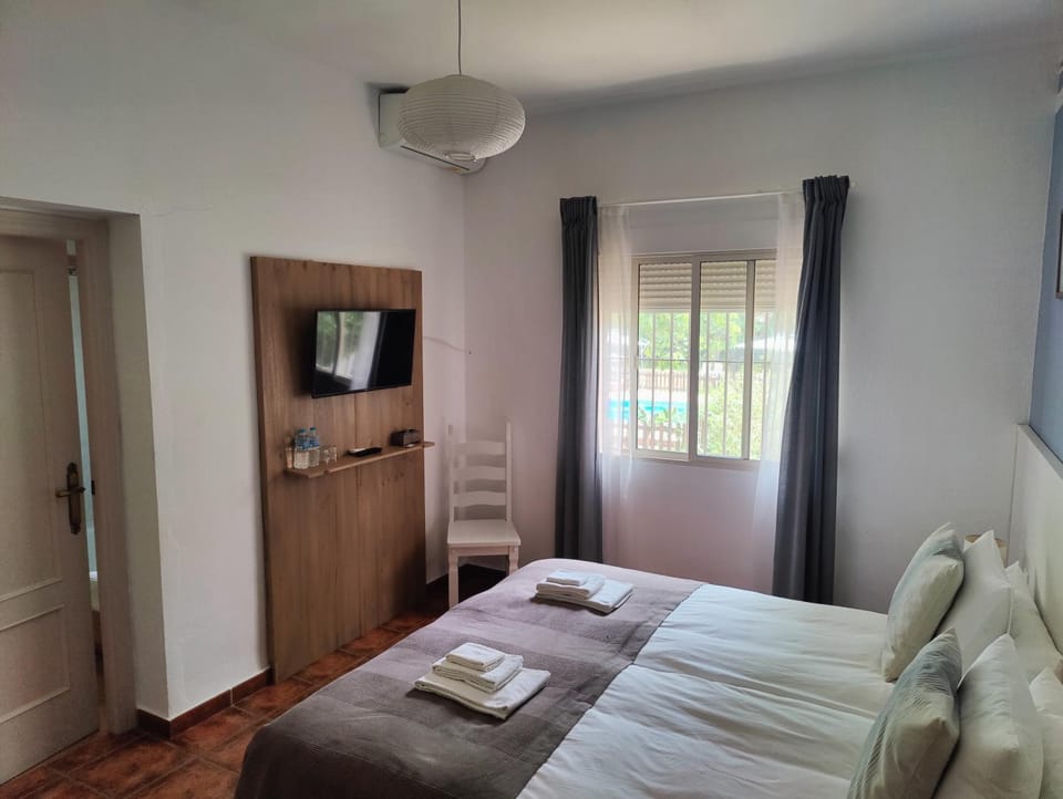 Bed, TV and multimedia, Photo of the whole room, Bedroom, Pool view, towels, air conditioner