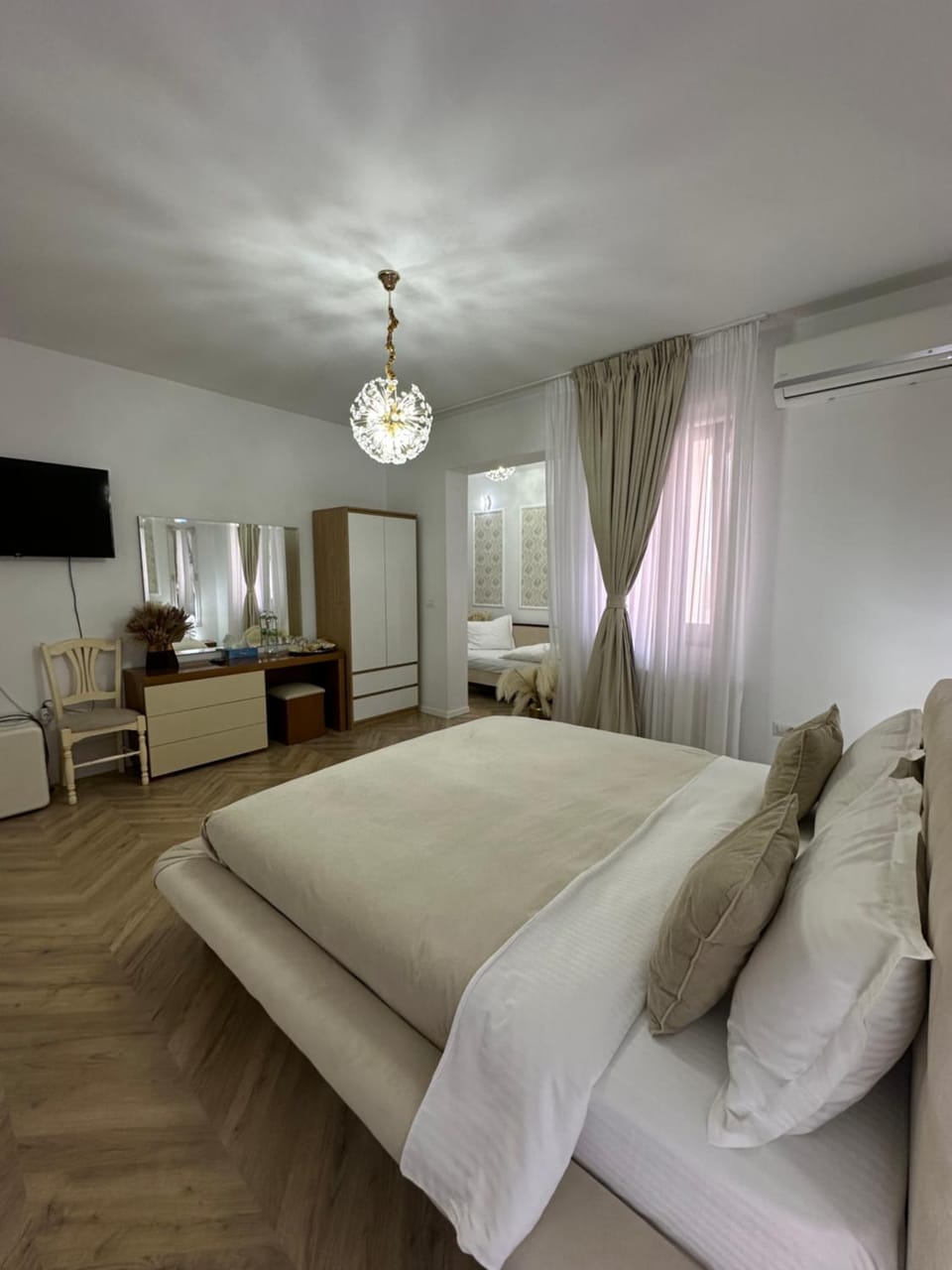 Bed, TV and multimedia, Bedroom