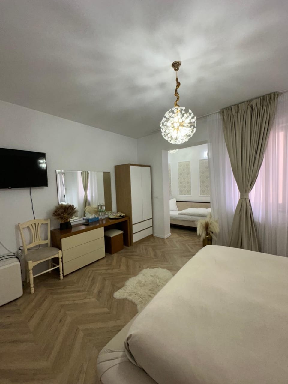 Bed, TV and multimedia, Photo of the whole room, wardrobe