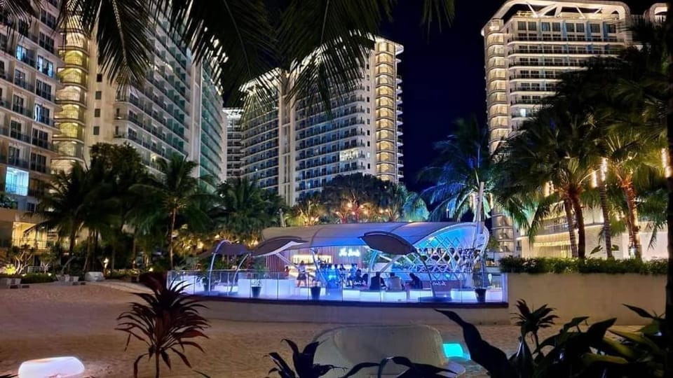 Property building, Night, People, Natural landscape, Lounge or bar, Evening entertainment, Pool view, Swimming pool, Location, group of guests
