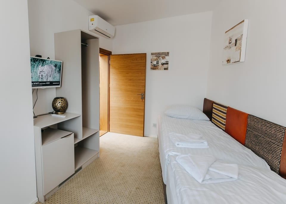 Bed, TV and multimedia, Photo of the whole room