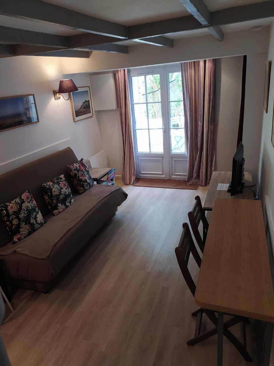 TV and multimedia, Seating area, Dining area