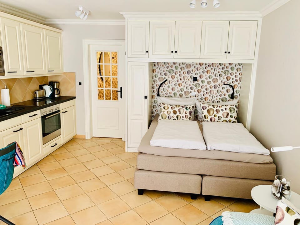 Kitchen or kitchenette, Living room, Photo of the whole room, Decorative detail, Bedroom