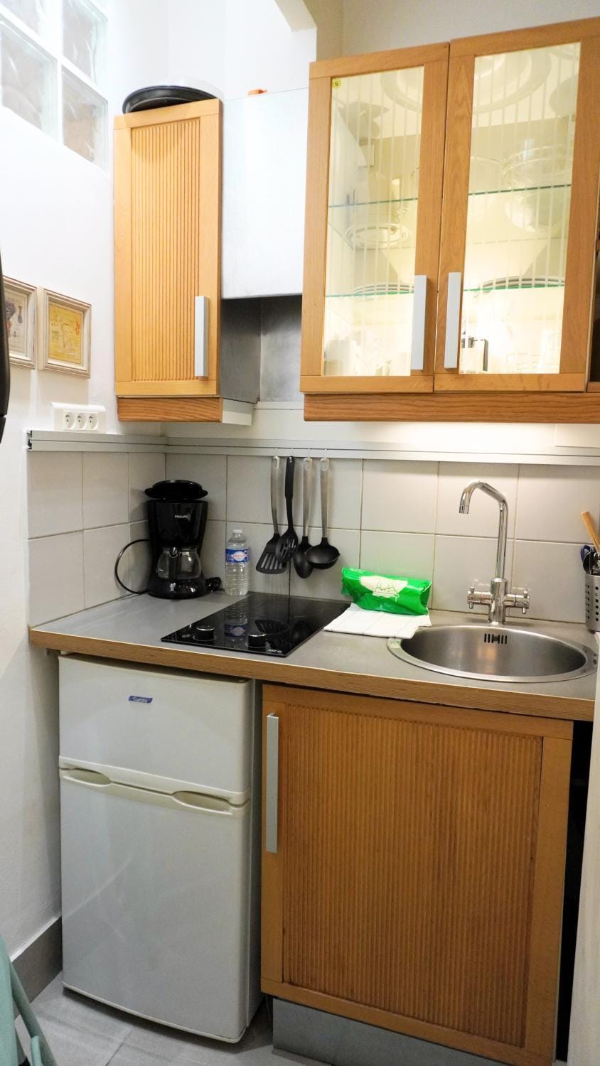 Coffee/tea facilities, Kitchen or kitchenette, stove
