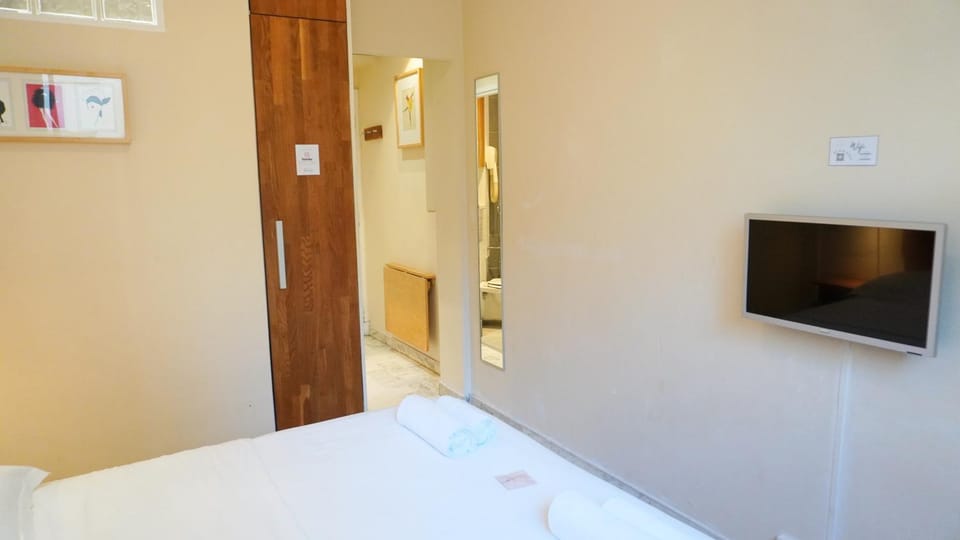 Communal lounge/ TV room, Bed, TV and multimedia, Photo of the whole room, Bedroom