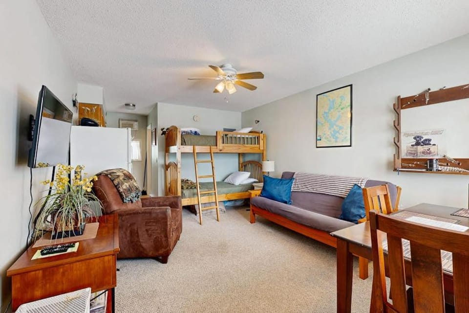 Bed, TV and multimedia, Seating area, Bedroom