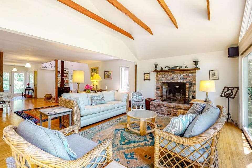 Hillside Oak House in Menemsha