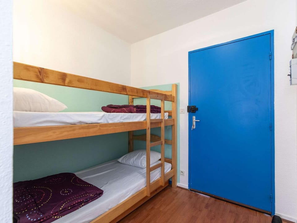 Studio cabine 4 pers, pied des pistes avec parking couvert, balcon sud, centre station - FR-1-404-218 Cabin in Aragon