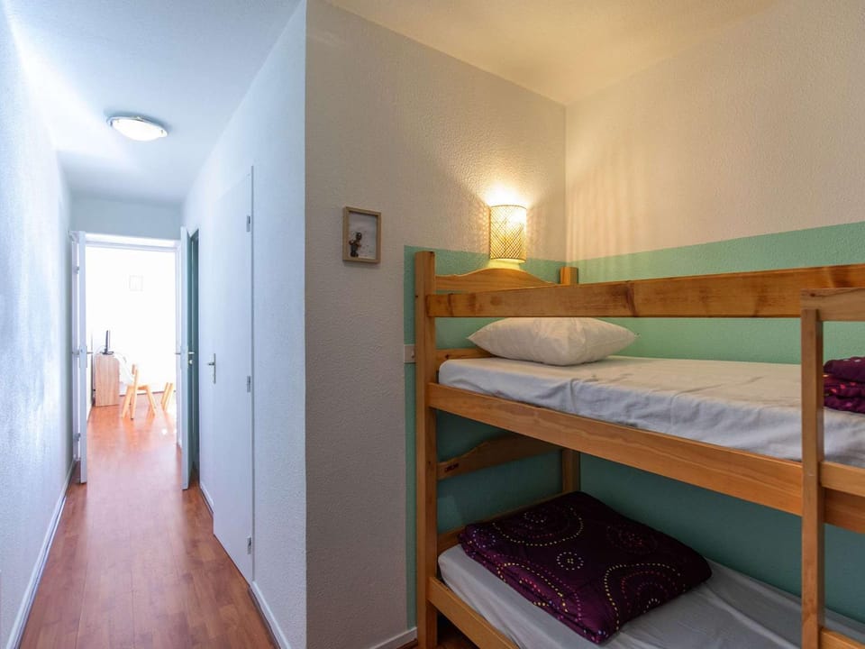 Studio cabine 4 pers, pied des pistes avec parking couvert, balcon sud, centre station - FR-1-404-218 Cabin in Aragon