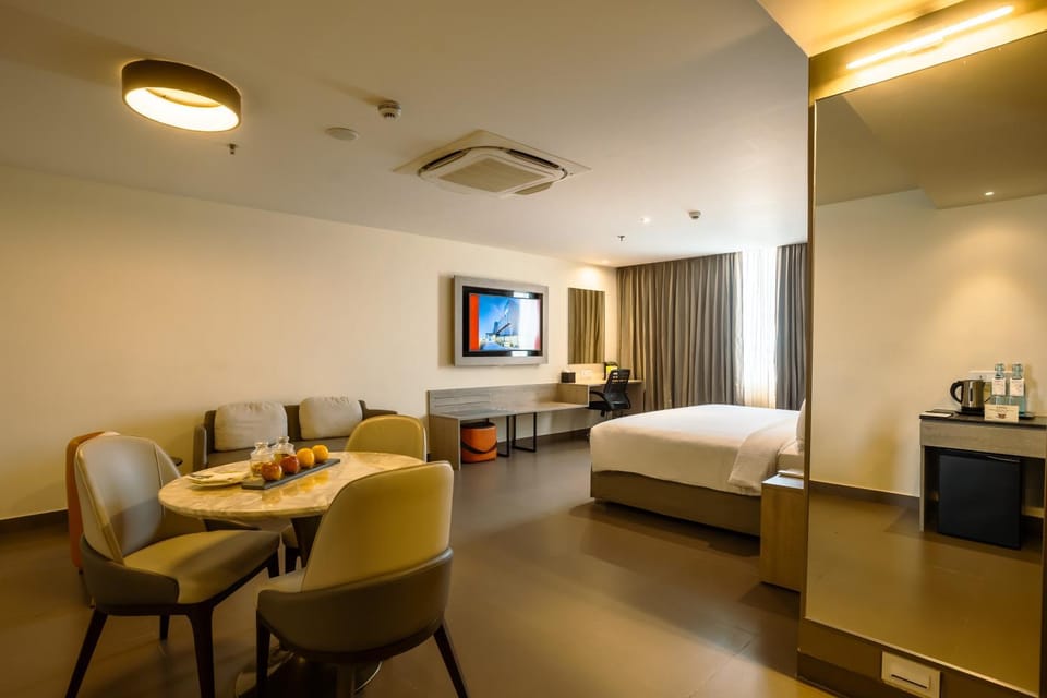 Bed, TV and multimedia, Living room, Photo of the whole room