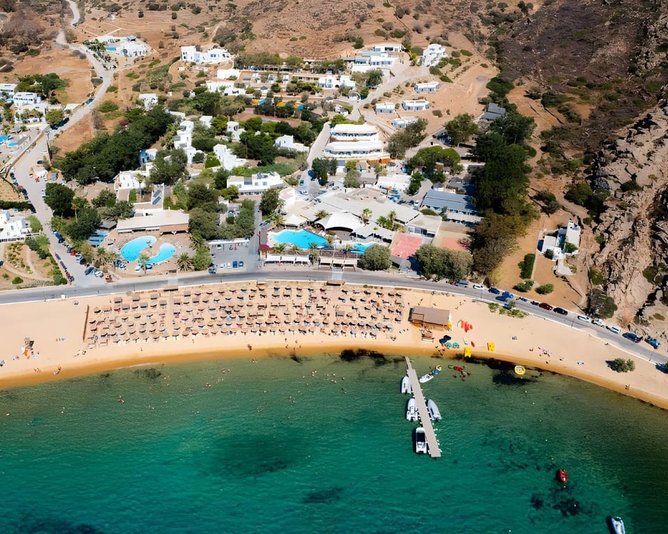 Property building, Restaurant/places to eat, Natural landscape, Beach, Beach, Tennis court, Swimming pool