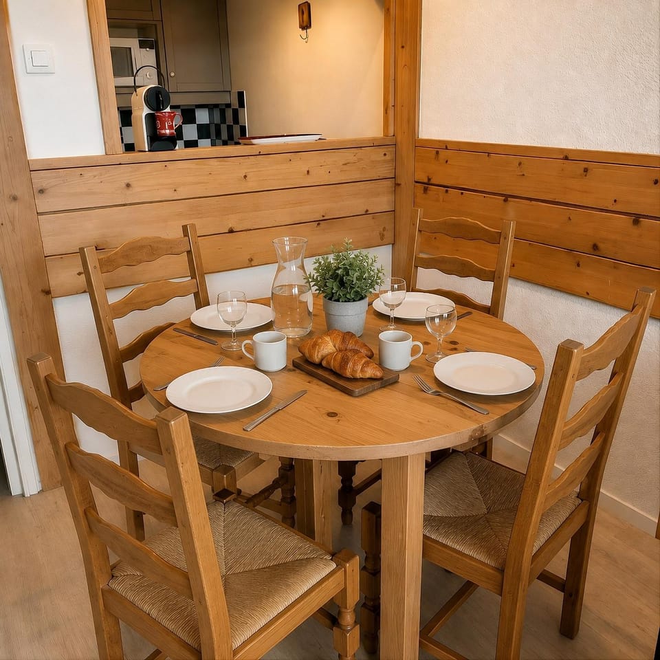 Kitchen or kitchenette, Dining area, Meals, Lunch